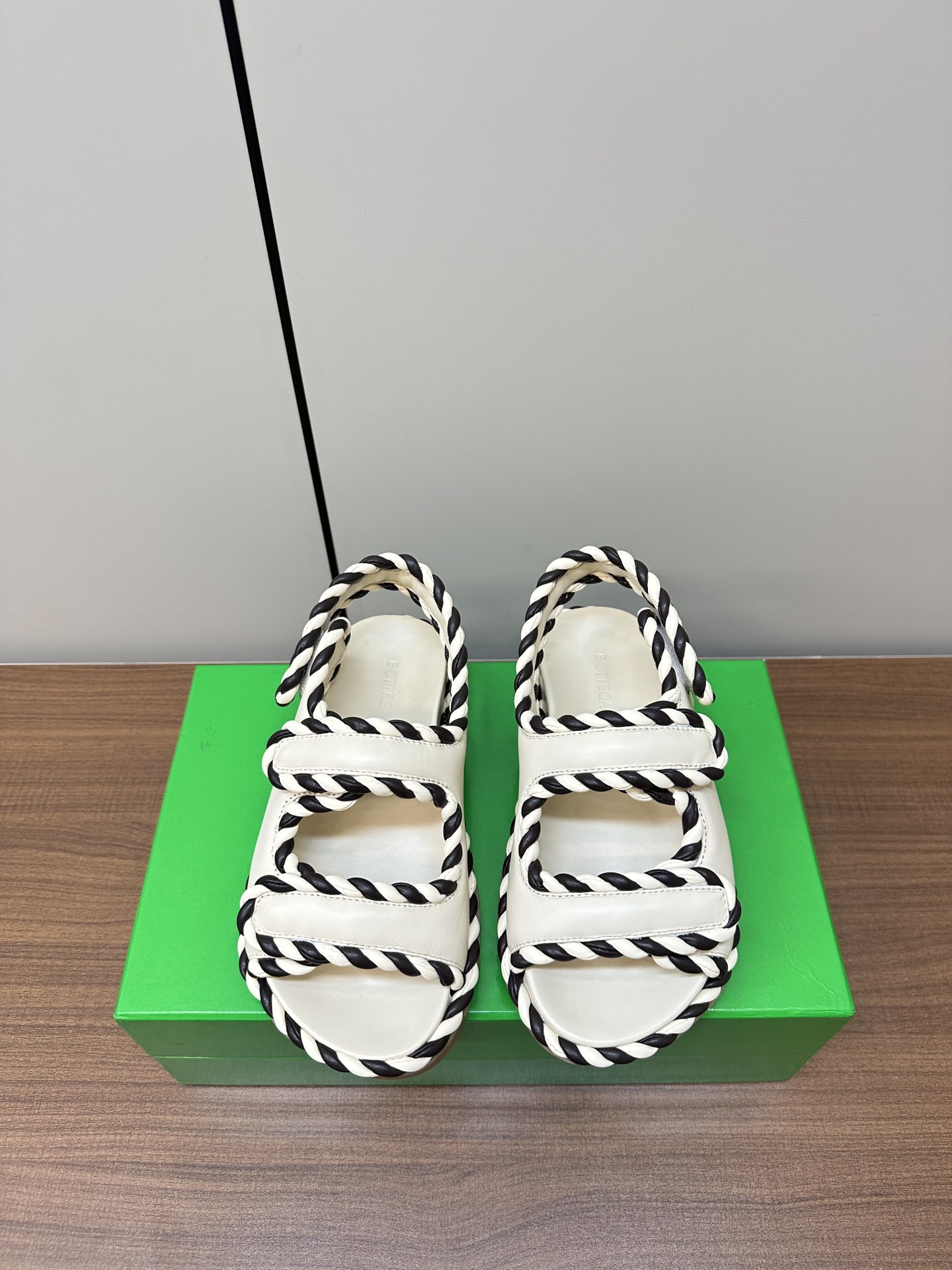 Bottega Veneta Sandal Slippers and Sandals: Stylish and Versatile Options - 图片 1