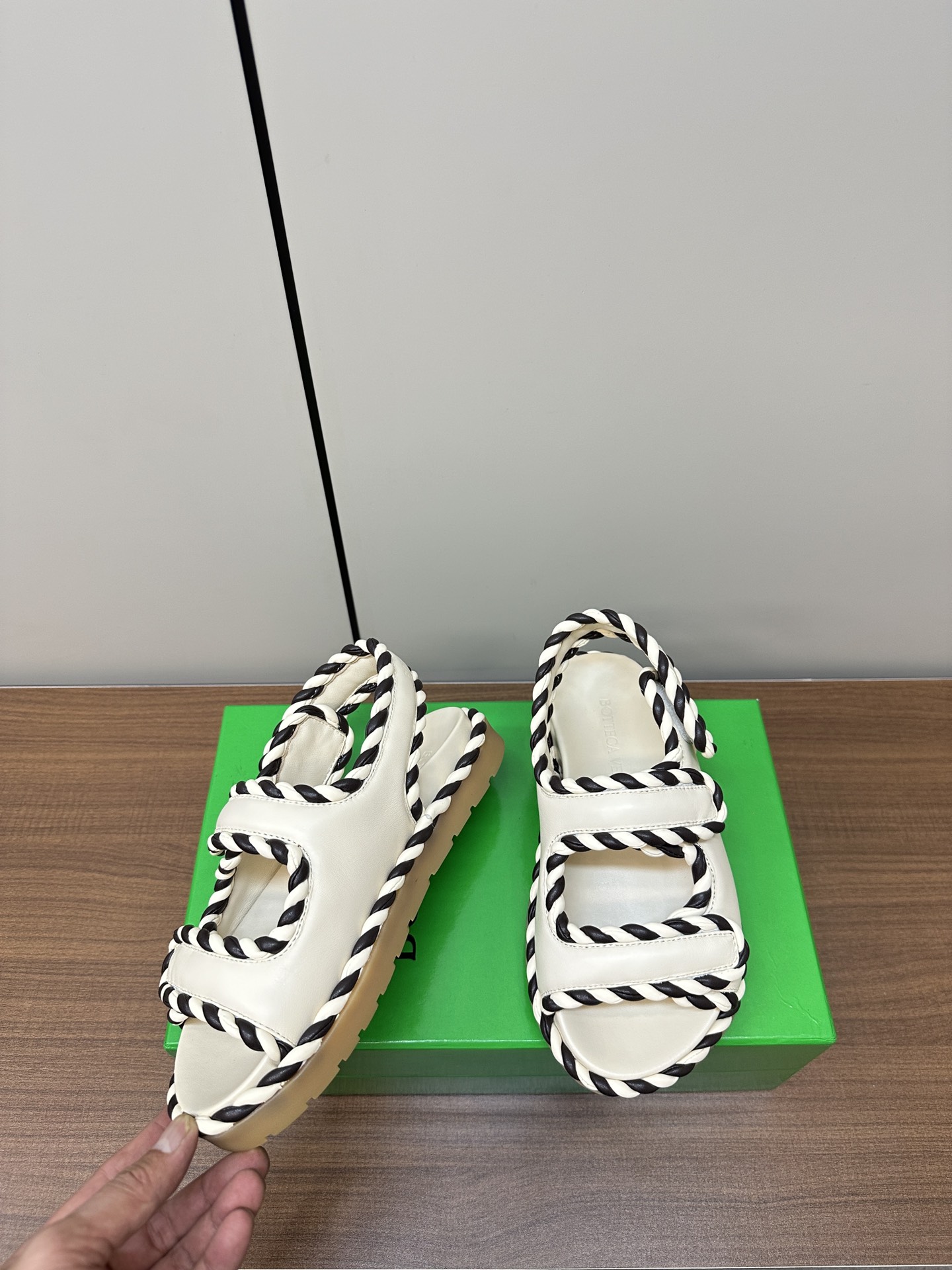 Bottega Veneta Sandal Slippers and Sandals: Stylish and Versatile Options - 图片 3