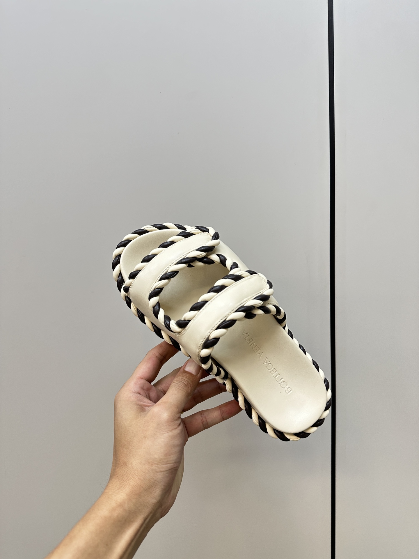 Bottega Veneta Sandal Slippers and Sandals: Stylish and Versatile Options - 图片 5