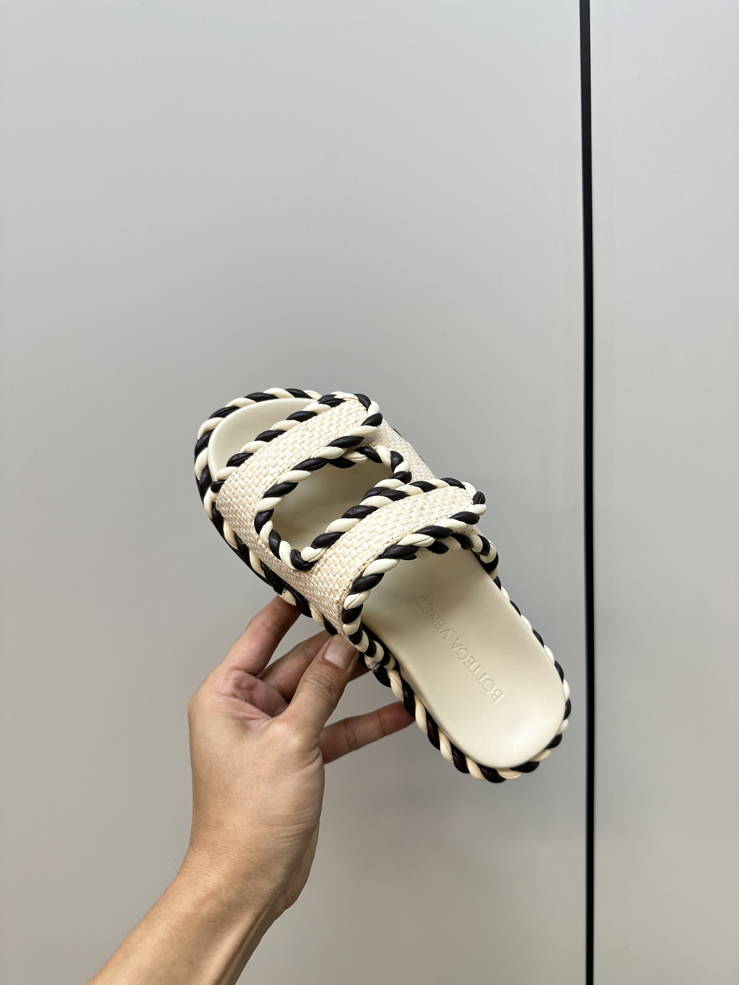 Bottega Veneta Sandals: Stylish, Visible, and Fashionable Options for Women - 图片 4