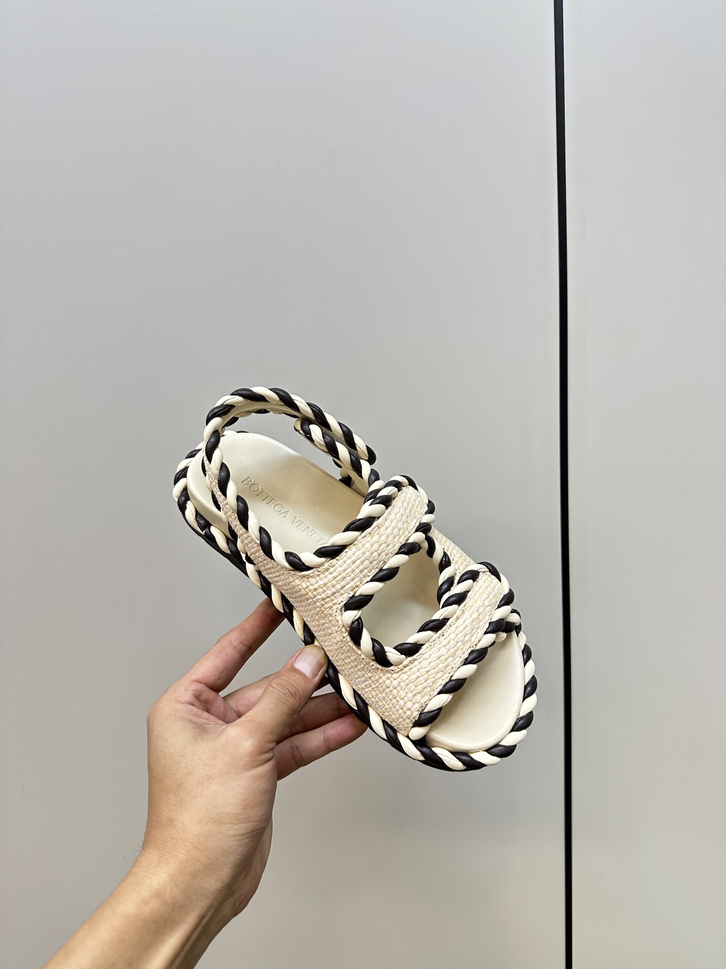 Bottega Veneta Sandals: Stylish, Visible, and Fashionable Options for Women - 图片 6