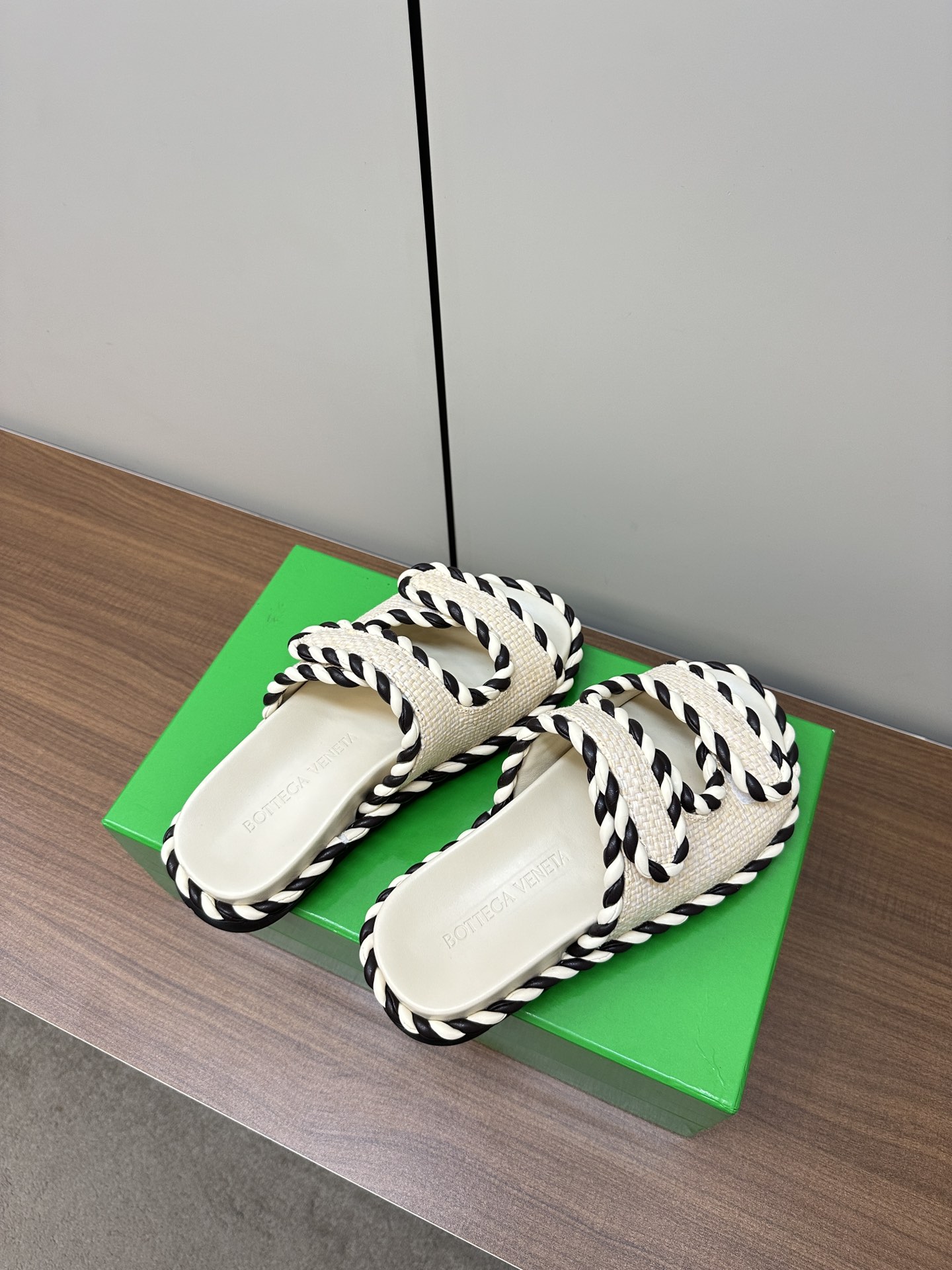 Bottega Veneta Sandals: Stylish, Visible, and Fashionable Options for Women - 图片 7