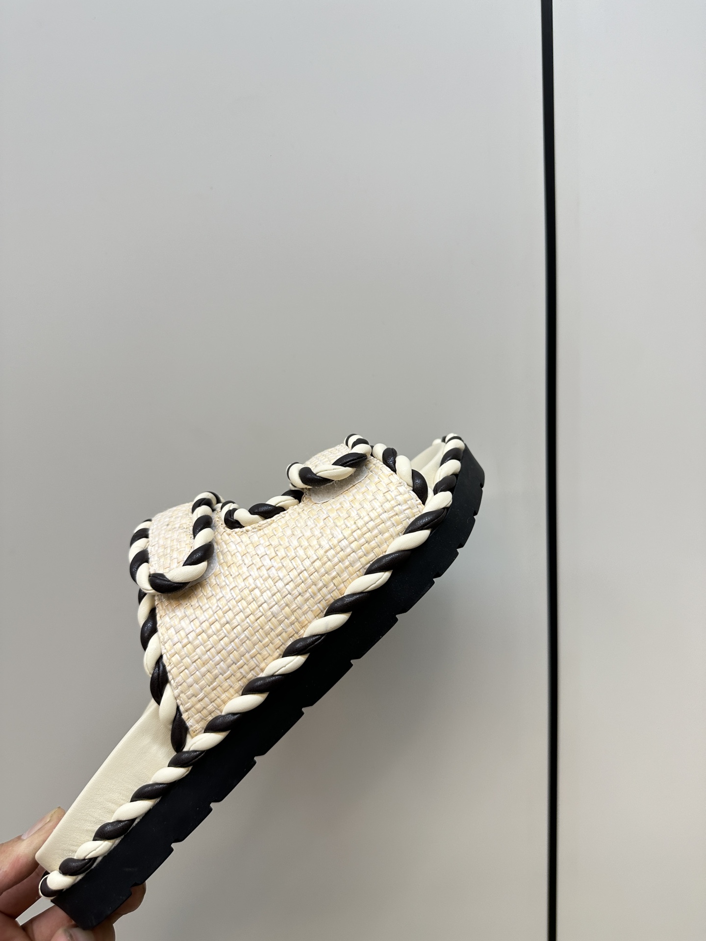 Bottega Veneta Sandals: Stylish, Visible, and Fashionable Options for Women - 图片 8