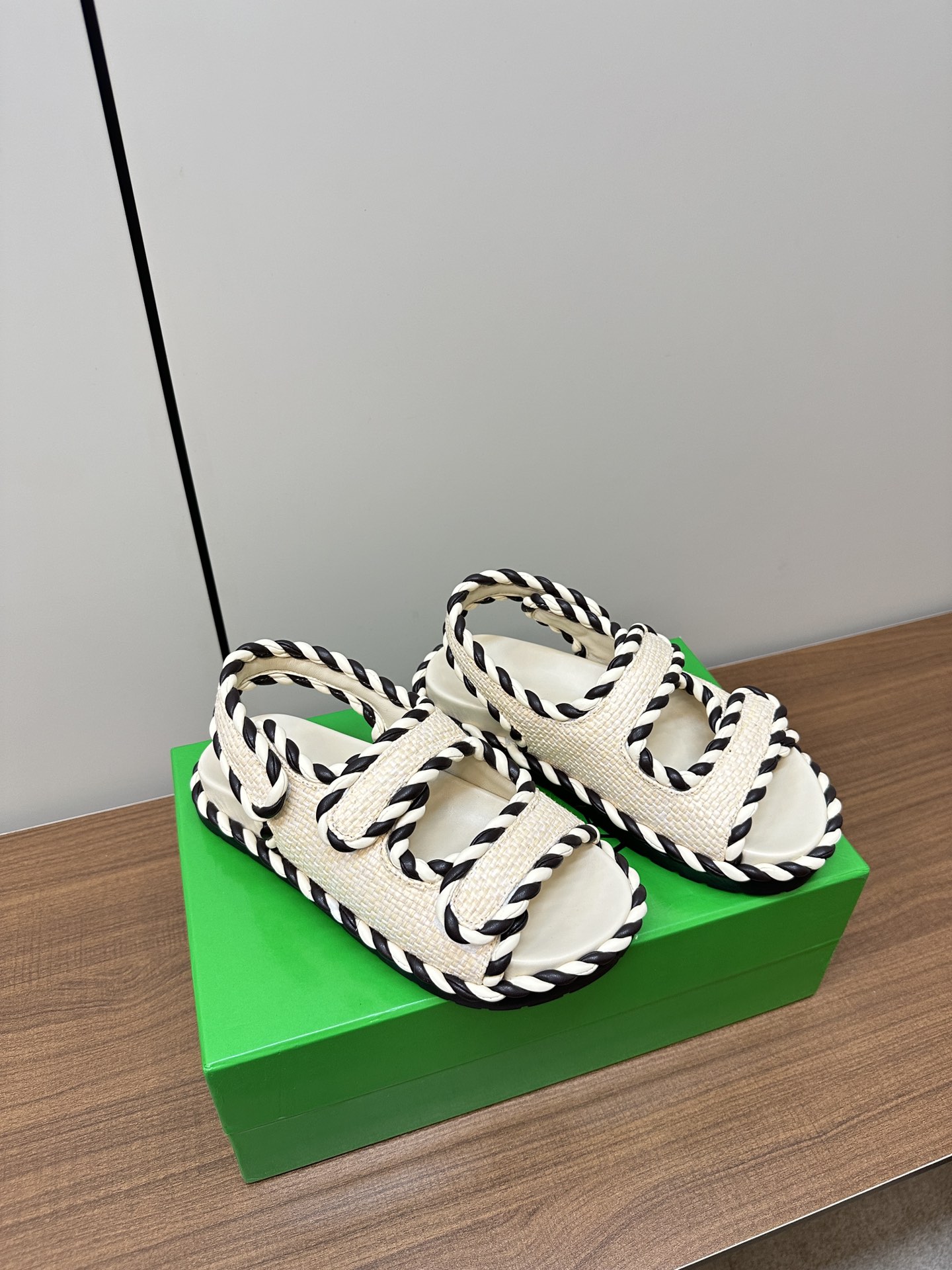 Bottega Veneta Sandals: Stylish, Visible, and Fashionable Options for Women - 图片 2