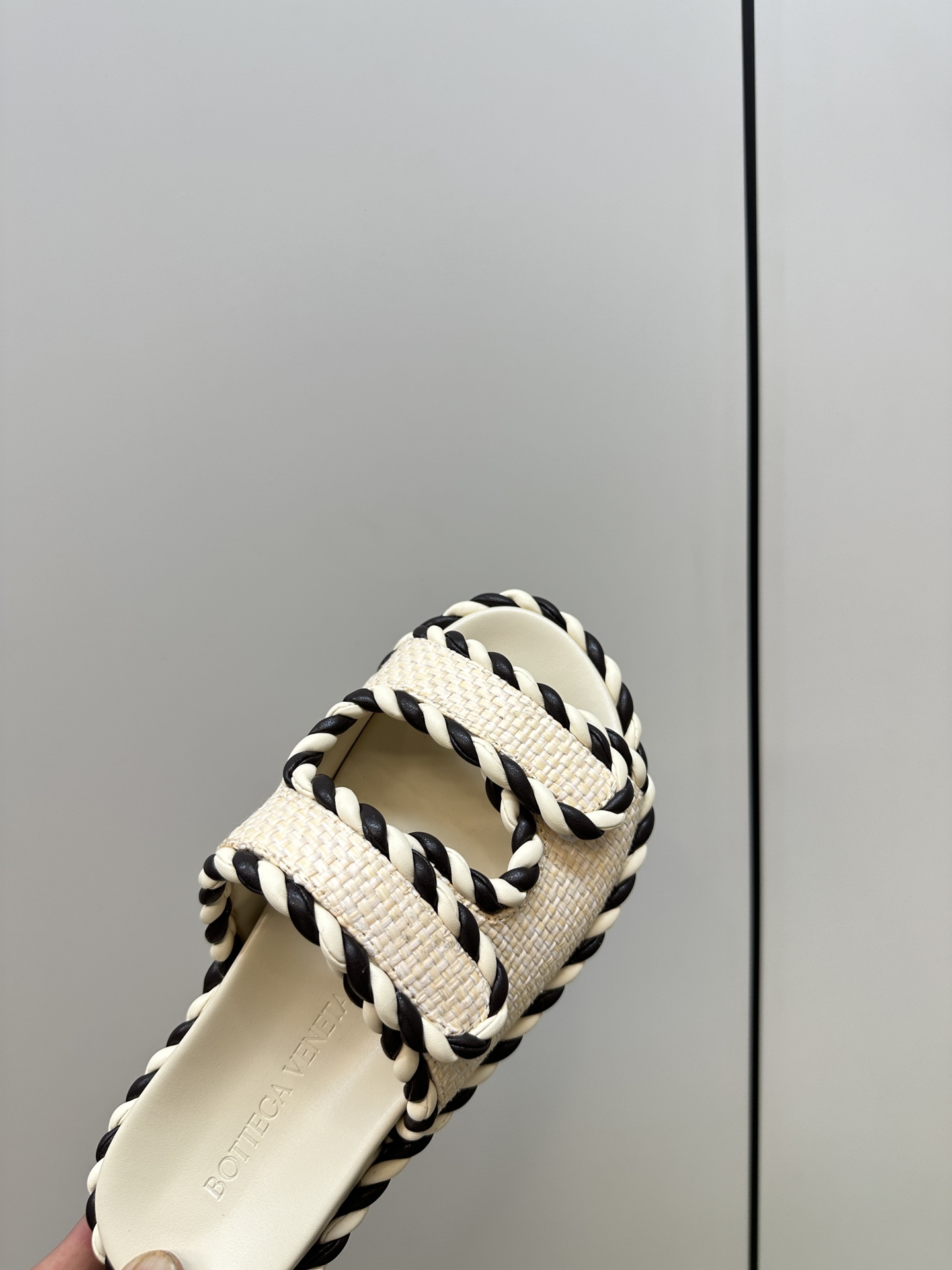 Bottega Veneta Sandals: Stylish, Visible, and Fashionable Options for Women - 图片 5