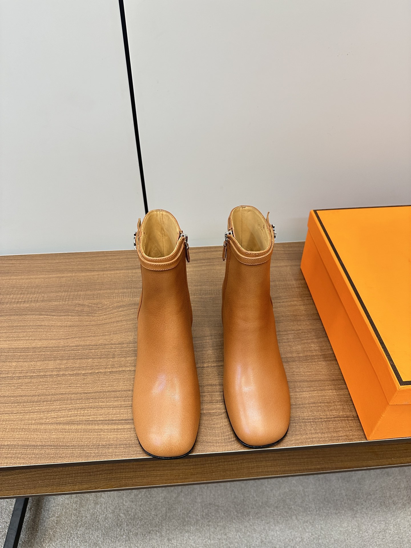NO:594385,Hermes H's new model, small round toe high-heeled ankle boots, motorcycle short boots, top original quality, the highest version on the market, batch imported first-layer nappa cowhide, lining cowhide, mixed sheepskin for the feet, selected first-layer calfskin high-heeled ankle boots, the fabric reveals a warm luster, and the high-quality cowhide lining creates a strong boot shape. It wraps your beautiful legs in all aspects, the approximately 4.5 cm heel shows feminine charm, and the full leather outsole creates a classic and fashionable look.  The heel height is about 4.5 cm, the barrel height is about 16 cm, the sole is original Italian thickened leather sole, Size 35-39 (40 can be customized, non-refundable and non-exchangeable), boots, hermes, hermes, boots, cowhide, sheepskin, Leather soles19860909Hermes H家新款爱马仕 小圆头高跟及踝靴机车短靴 顶级原单品质,市面最高版本,批 鞋面进口头层纳帕牛皮,内里牛皮,垫脚混种羊皮,精选头层小牛皮高跟及踝靴,面料透露温润光泽,上乘的牛皮内里塑造坚挺靴型. 全方面包裹你的美腿、约4.5厘米后跟展现女性魅力,全真皮大底打造经典时尚造型. 跟高约4.5厘米 筒高约16厘米 鞋底原版意大利加厚真皮底 Size35-39码（40可定制不退不换）,靴子,hermes,hermes,boots,cowhide,sheepskin,Leather soles,Women's Shoes