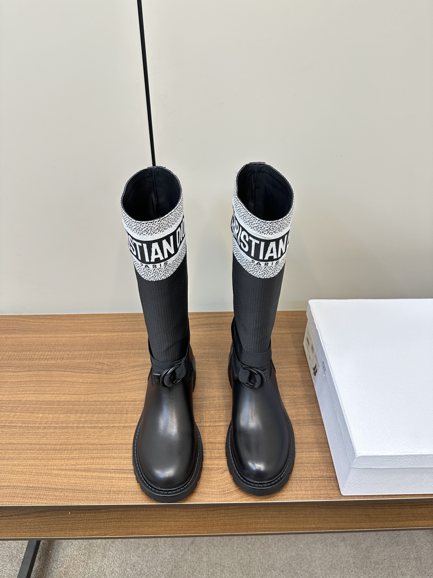 NO:627852,Dior's new autumn and winter slip-on knight boots Ｐ 2025 autumn and winter new products, fashion and trends coexist. The original one-to-one customization with technical embroidery fabric 3D embroidery has a super three-dimensional effect. It is not an ordinary flying fabric. The price is several times different. Those who know the goods will know the fabric at a glance. Imported calfskin/technical fabric inner cowhide lining. Original molded TPU outsole, thick heel 3cm, forefoot 1.5cm  Size 35-40 (40 customized), boots, dior, boots, cowhide19860909Dior秋冬新品一脚蹬骑士靴 Ｐ 2025年秋冬新品、时尚与潮流并存. 原版一比一定制搭配科技刺绣面料3D刺绣立体感超Ａ、不是普通飞织料,价格相差几倍,懂货的看一眼就知道面料 进口小牛皮/科技面料 内里牛皮里 大底原版开模TPU大底底厚后跟3cm前掌1.5cm 码数35-40（40定做）,靴子,dior,boots,cowhide,Women's Shoes