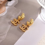 La versión de lotes CZ de los pequeños aretes de Chanel fragantes 😍 La escultura de diseño elegante y elegante y generosa es muy modesta para enfrentar la juventud. 1 La versión de lotes CZ de los pequeños aretes de Chanel fragantes 😍 La escultura de diseño elegante y elegante y generosa es muy modesta para enfrentar la juventud.