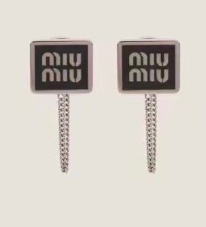 Miu Miu ZP打版 miumiu字母耳环 优雅大方精工设计 雕刻 非常修饰脸型 青春活力 一眼就被这款吸引了 非常漂亮的颜色搭配 又俏皮