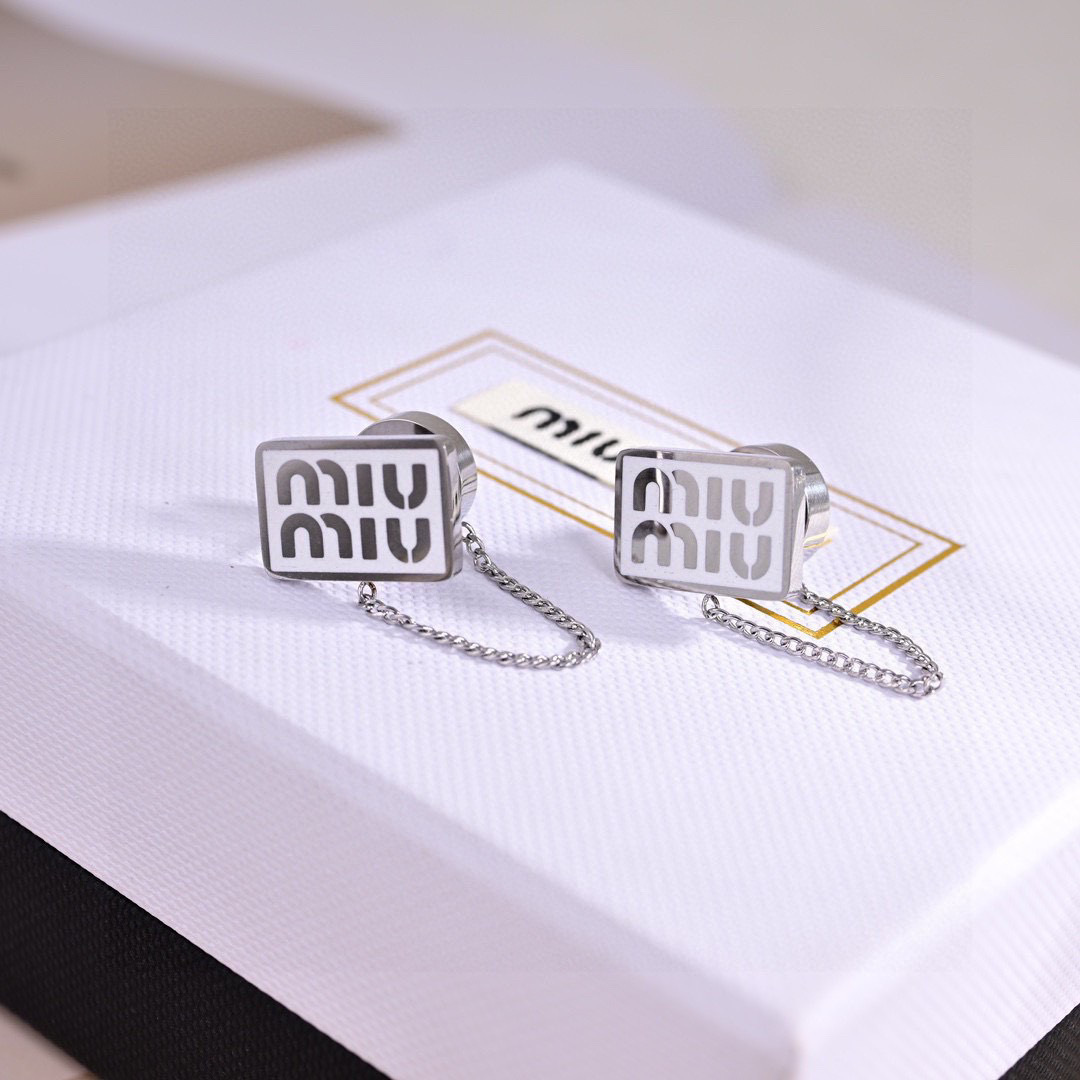 Miu Miu ZP打版 miumiu字母耳环 优雅大方精工设计 雕刻 非常修饰脸型 青春活力 一眼就被这款吸引了 非常漂亮的颜色搭配 又俏皮