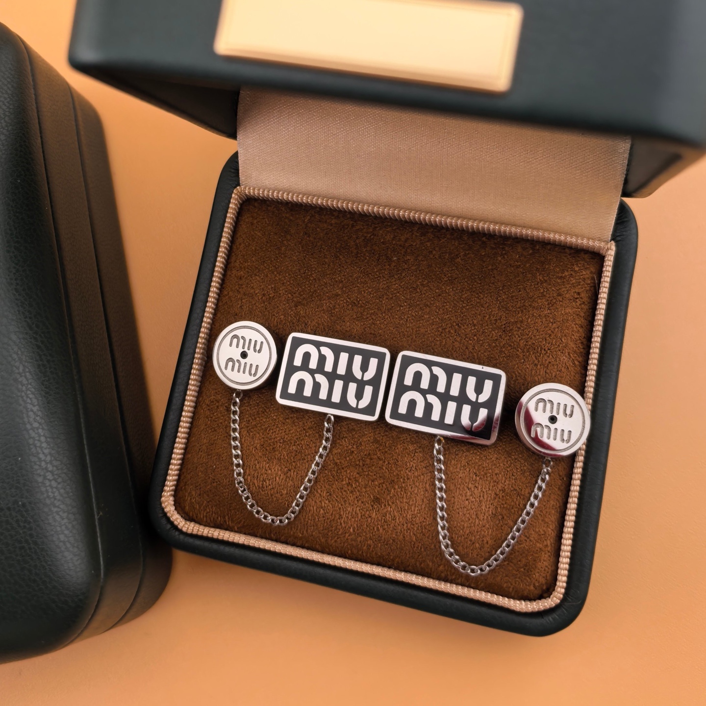 Miu Miu ZP打版 miumiu字母耳环 优雅大方精工设计 雕刻 非常修饰脸型 青春活力 一眼就被这款吸引了 非常漂亮的颜色搭配 又俏皮
