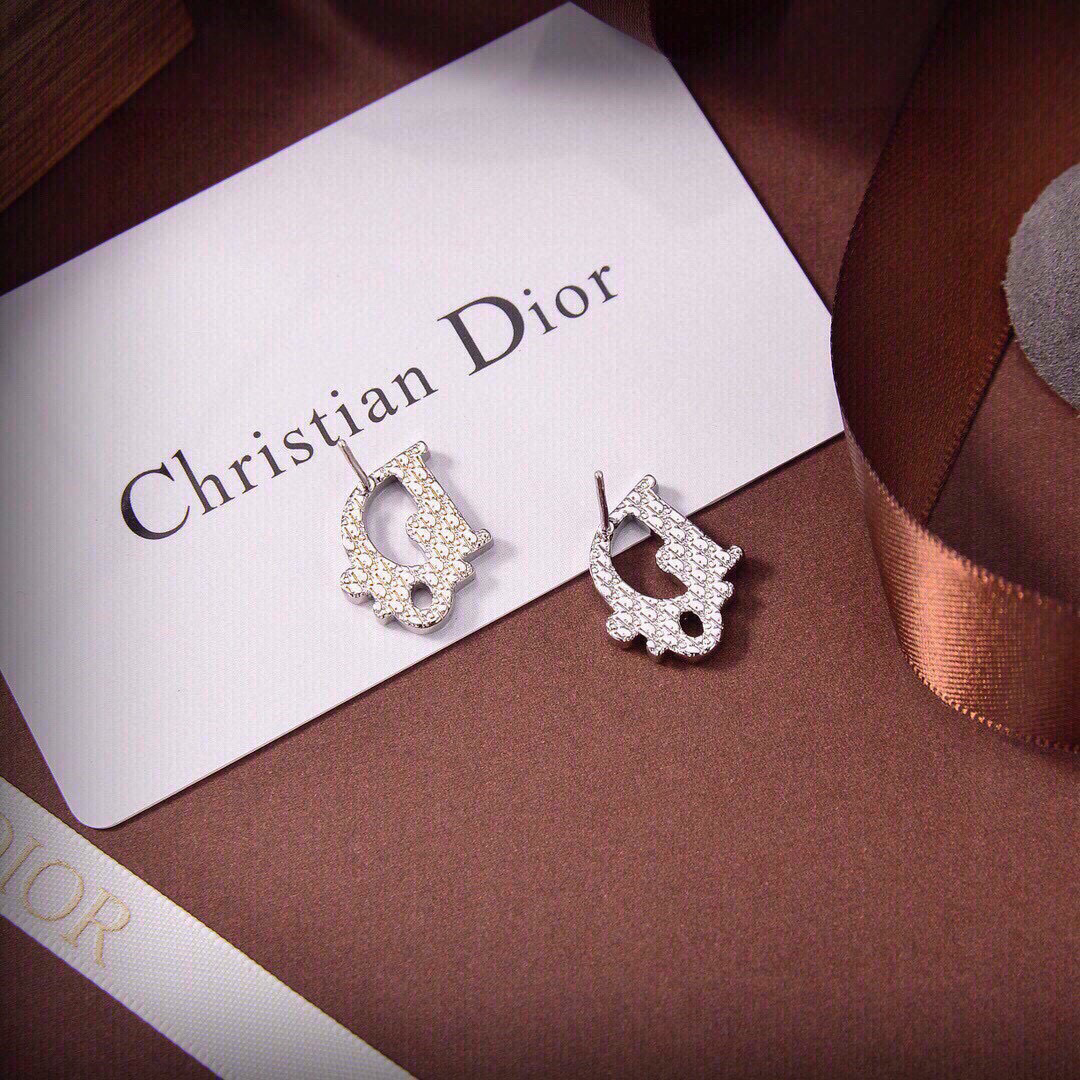Dior 新款DIOR迪奥字母耳钉 一致黄铜材质 有质感