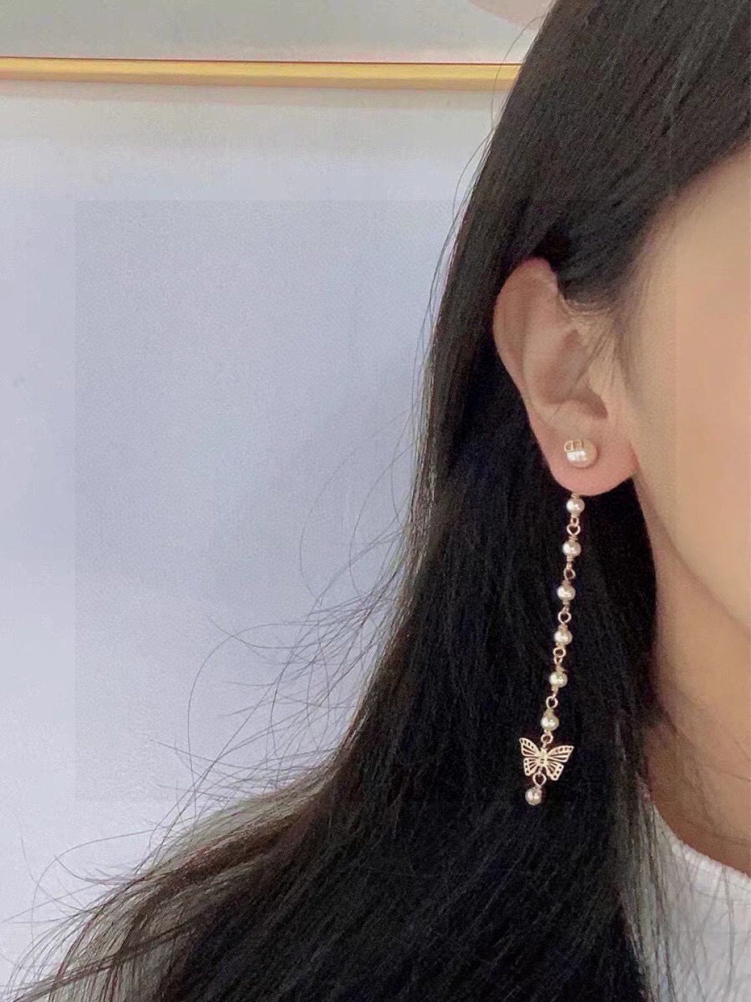 Dior 迪奥 新款 一线 都爱的Dior·迪奥 新品字母CD耳环 金属质感逆袭版字母潮范儿抢风头 完全胜任现代年轻人街拍、度假 搭成为夏日最炙手的 单品