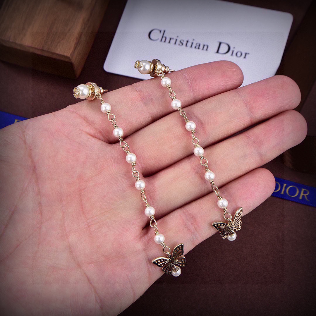 Dior 迪奥 新款 一线 都爱的Dior·迪奥 新品字母CD耳环 金属质感逆袭版字母潮范儿抢风头 完全胜任现代年轻人街拍、度假 搭成为夏日最炙手的 单品