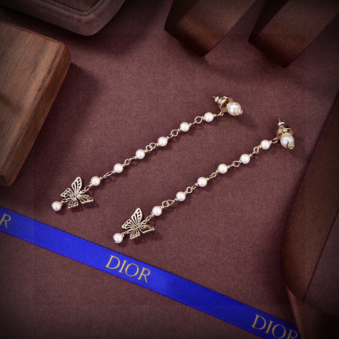 Dior 迪奥 新款 一线 都爱的Dior·迪奥 新品字母CD耳环 金属质感逆袭版字母潮范儿抢风头 完全胜任现代年轻人街拍、度假 搭成为夏日最炙手的 单品