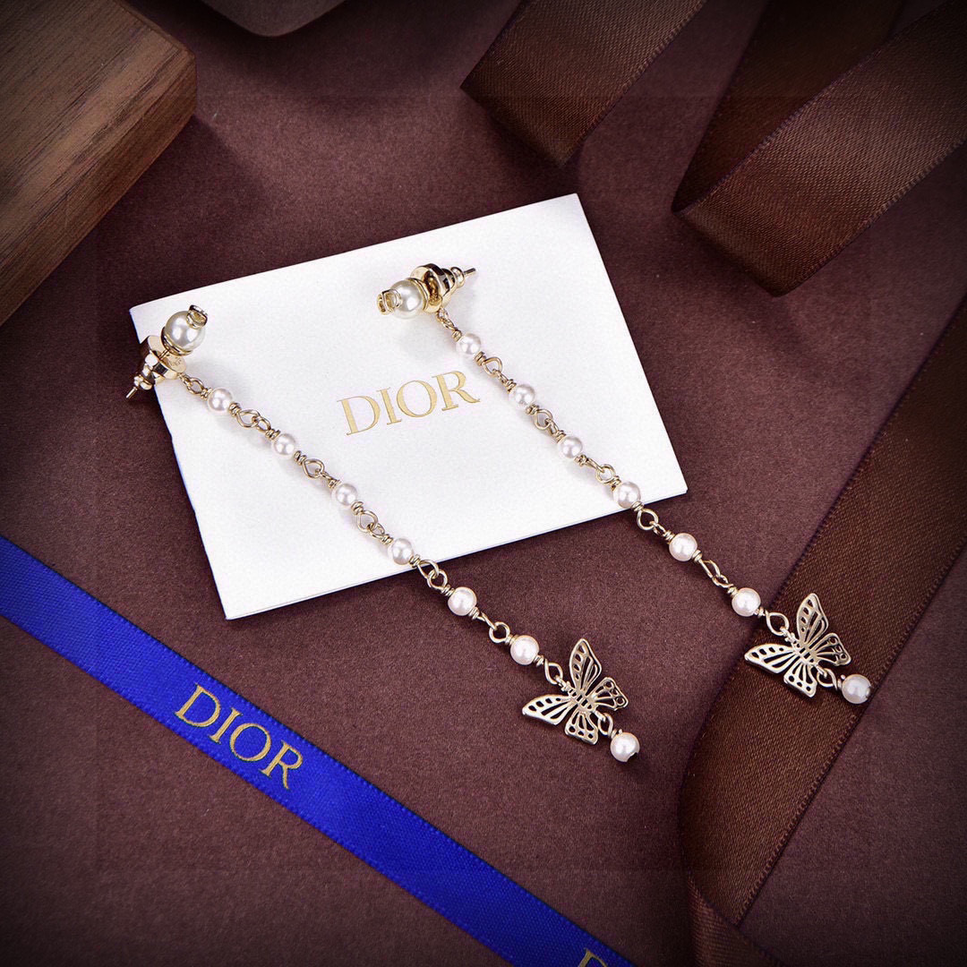 Dior 迪奥 新款 一线 都爱的Dior·迪奥 新品字母CD耳环 金属质感逆袭版字母潮范儿抢风头 完全胜任现代年轻人街拍、度假 搭成为夏日最炙手的 单品