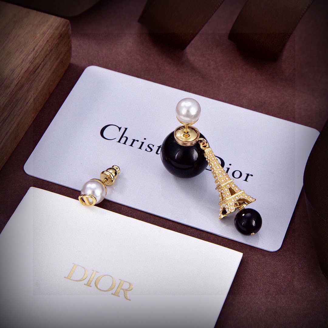 Dior 新品 新款DIOR迪奥耳钉 一致黄铜材质 有质感