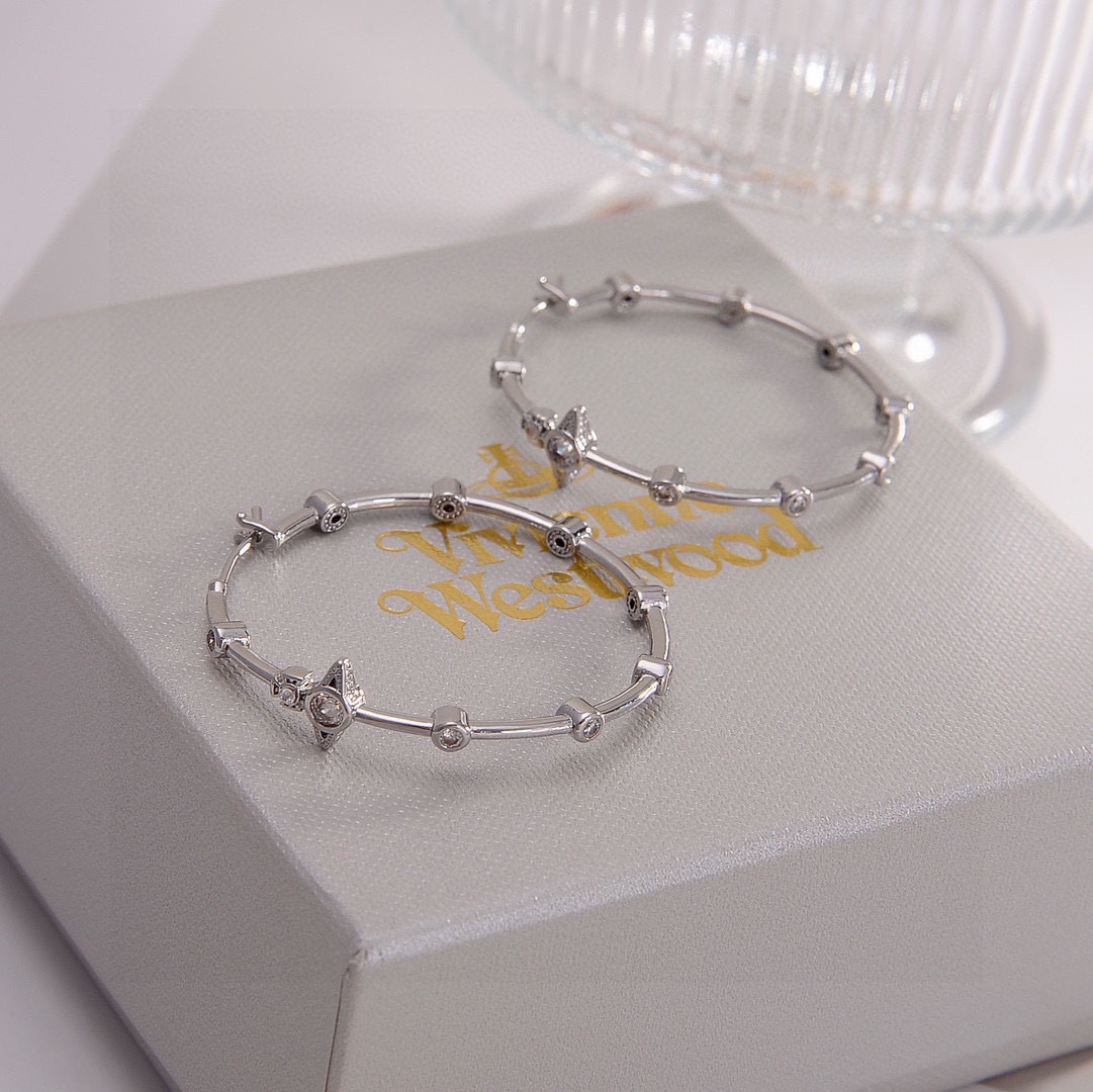Vivienne Westwood 英国代购 Vivienne Westwood薇薇安西太后土星 耳钉 优雅大方精工设计 非常修饰脸型 青春活力 一眼就被这款吸引了 非常漂亮的颜色搭配 又俏皮