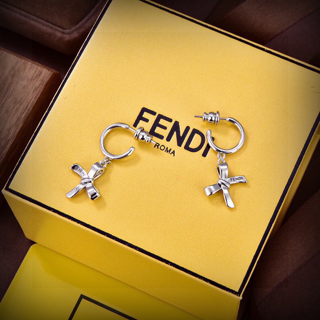 Fendi 新品 FENDI 芬迪 logo耳环 高端定制 新款 简单大方 华丽登场 很难见到如此熟悉 素雅的耳钉