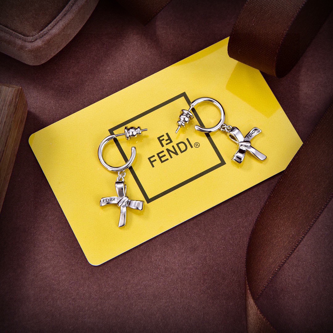 Fendi 新品 FENDI 芬迪 logo耳环 高端定制 新款 简单大方 华丽登场 很难见到如此熟悉 素雅的耳钉