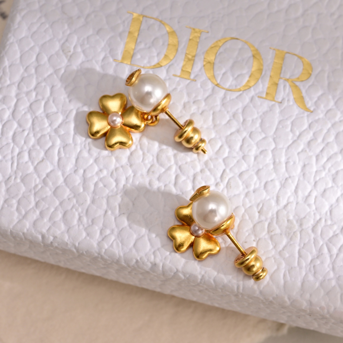 Dior Dior 迪奥 四叶草耳环 新款上市 美得不要不要的 唯美 浪漫 火爆小红书 精选zp一致材质 超 nice