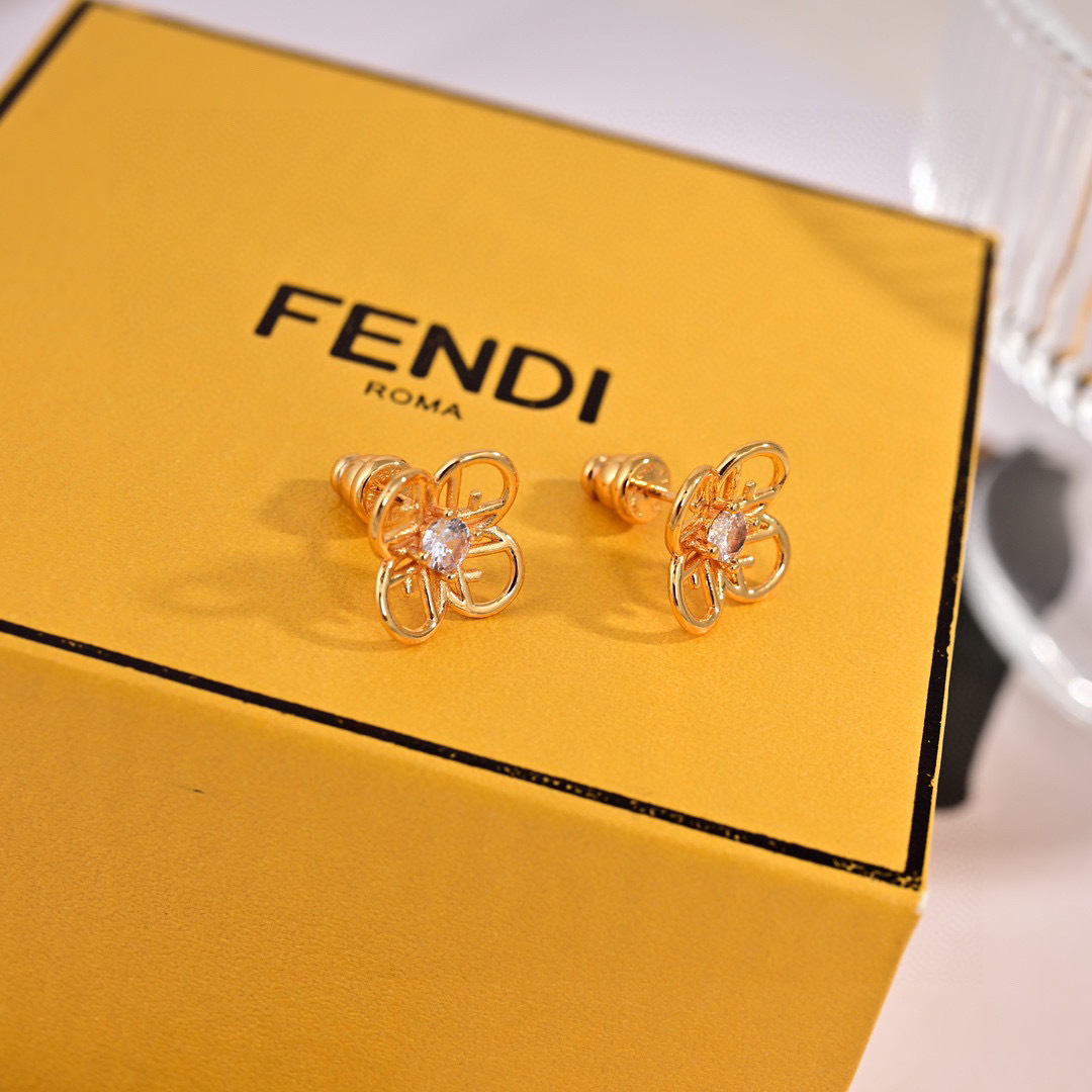 Fendi FENDI 芬迪 logo耳环 高端定制 新款 简单大方 华丽登场 很难见到如此熟悉 素雅的耳钉
