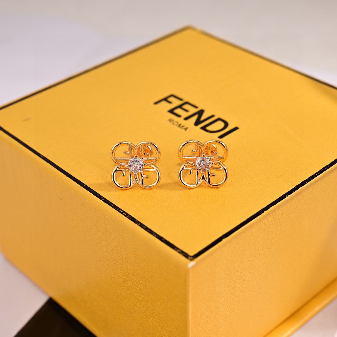 Fendi FENDI 芬迪 logo耳环 高端定制 新款 简单大方 华丽登场 很难见到如此熟悉 素雅的耳钉