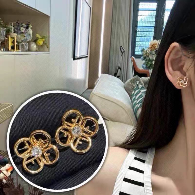Fendi FENDI 芬迪 logo耳环 高端定制 新款 简单大方 华丽登场 很难见到如此熟悉 素雅的耳钉