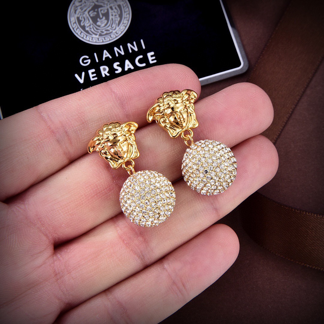 👑Versace 范思哲 Diseño de laberinto con cabeza de medusa, pendientes de letras. 👌Pendientes dorados de Medusa, modelo de…