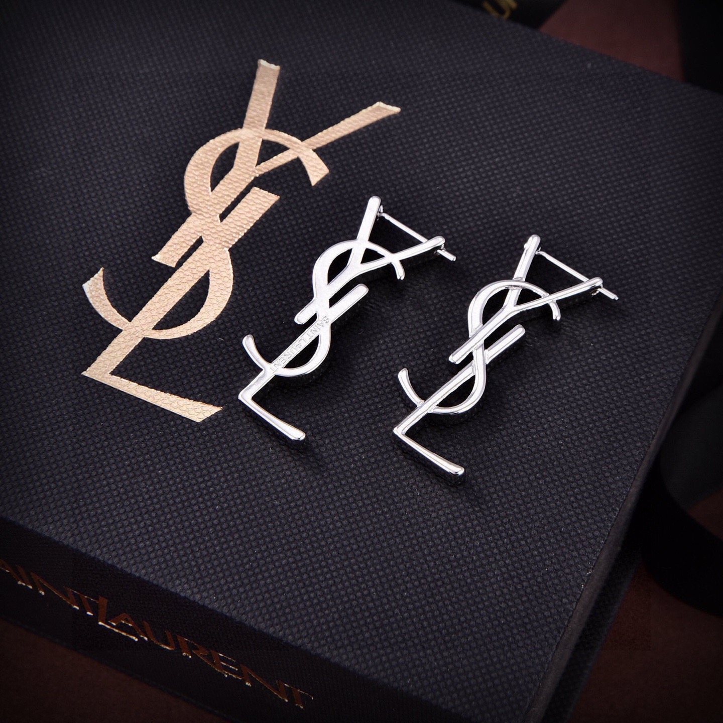 Saint Laurent YSL 圣罗兰 字母耳钉 原装黄铜材质 Yves Saint Laurent 创立于1961年 优雅抽象大胆别致的设计风格使它成为奢华 界著名的品牌之一