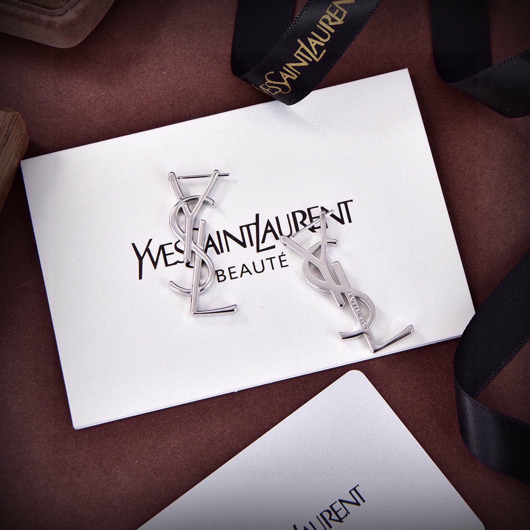 Saint Laurent YSL 圣罗兰 字母耳钉 原装黄铜材质 Yves Saint Laurent 创立于1961年 优雅抽象大胆别致的设计风格使它成为奢华 界著名的品牌之一
