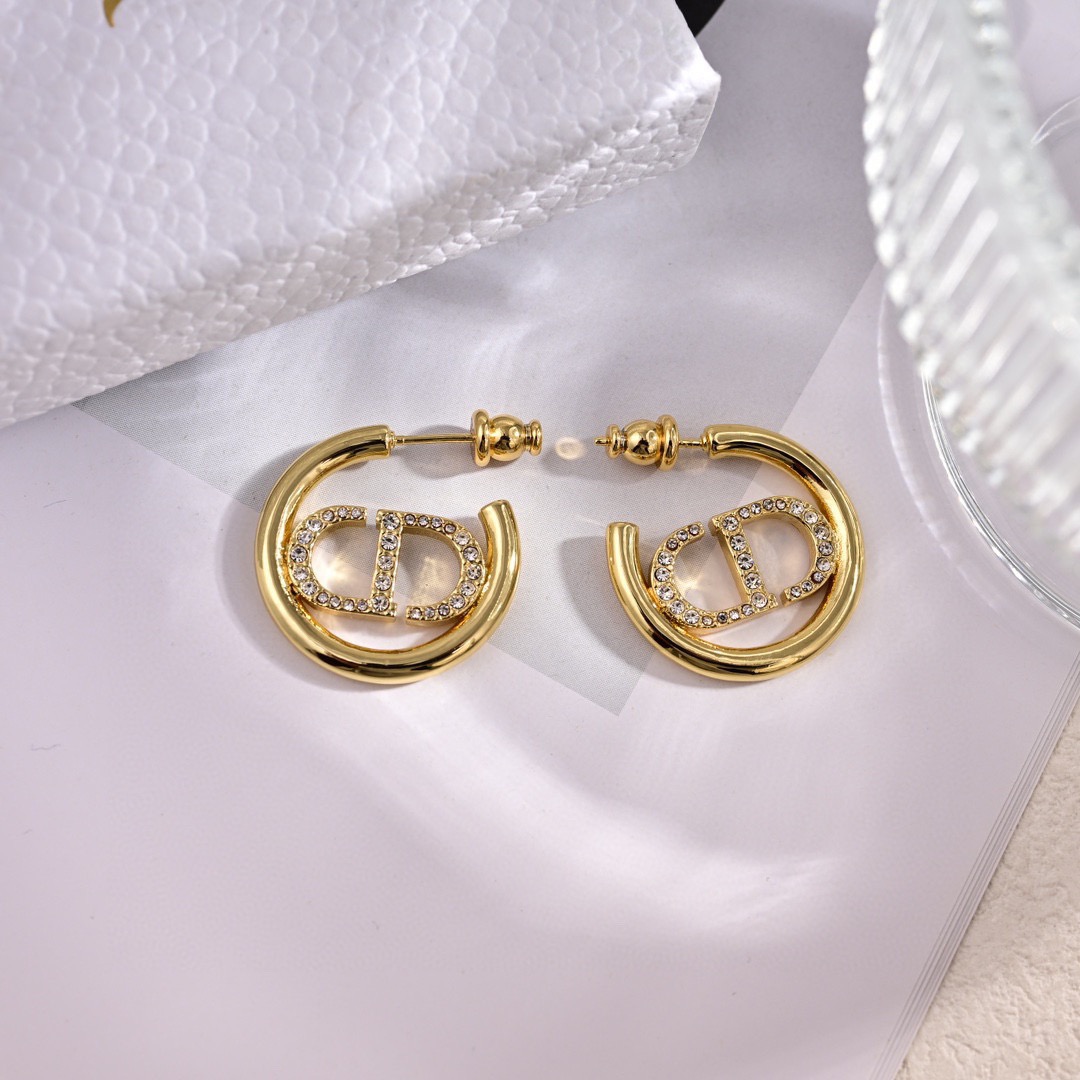 Dior 迪奥 新款 一线 都爱的Dior·迪奥 新品字母耳环 金属质感逆袭版字母潮范儿抢风头 完全胜任现代年轻人街拍、度假 搭成为夏日最炙手的 单品