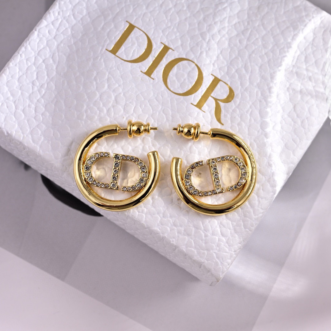 Dior 迪奥 新款 一线 都爱的Dior·迪奥 新品字母耳环 金属质感逆袭版字母潮范儿抢风头 完全胜任现代年轻人街拍、度假 搭成为夏日最炙手的 单品