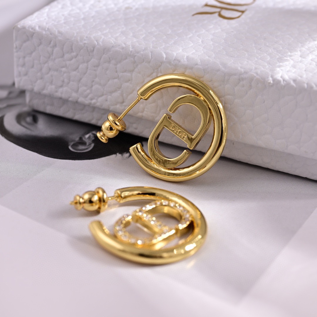 Dior 迪奥 新款 一线 都爱的Dior·迪奥 新品字母耳环 金属质感逆袭版字母潮范儿抢风头 完全胜任现代年轻人街拍、度假 搭成为夏日最炙手的 单品