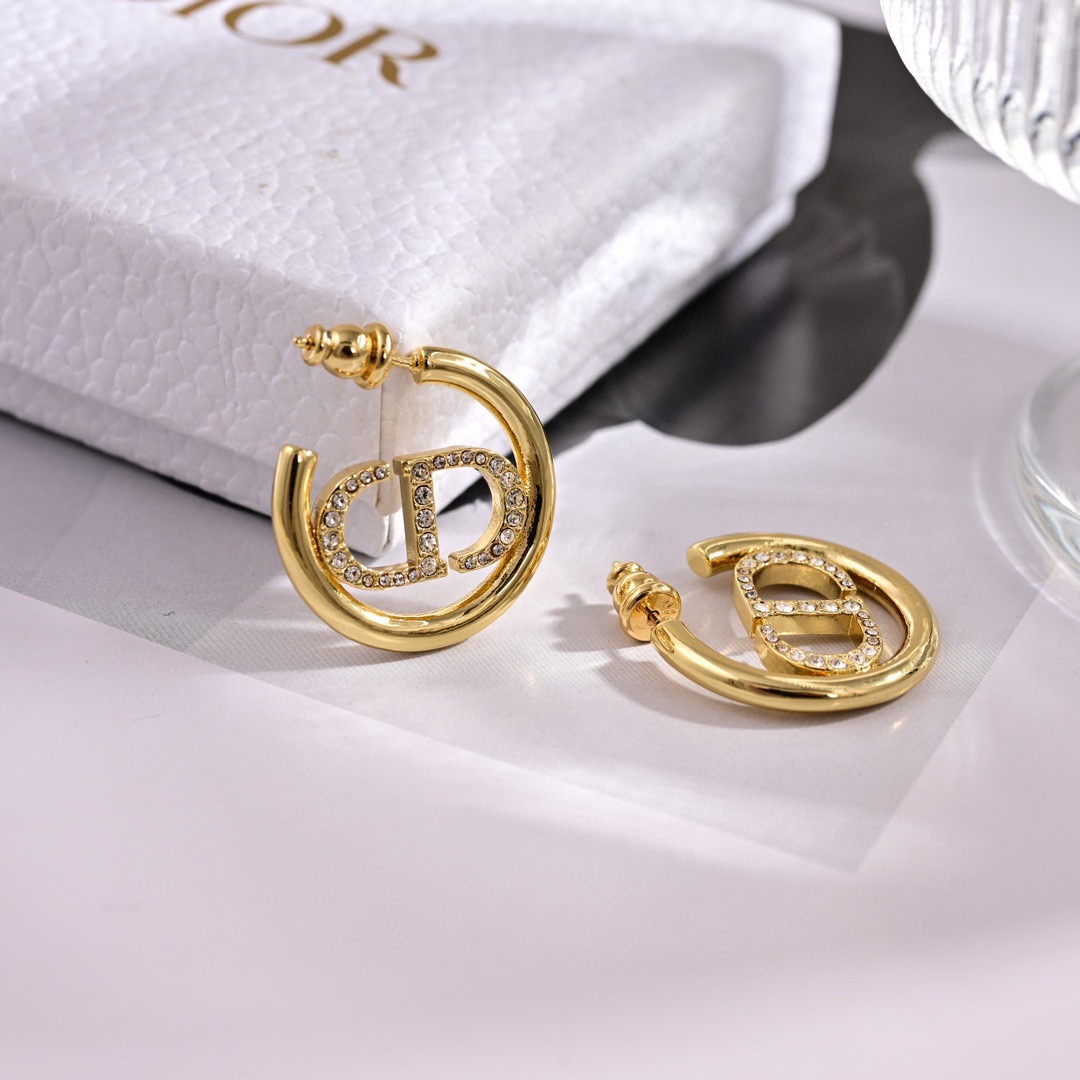 Dior 迪奥 新款 一线 都爱的Dior·迪奥 新品字母耳环 金属质感逆袭版字母潮范儿抢风头 完全胜任现代年轻人街拍、度假 搭成为夏日最炙手的 单品