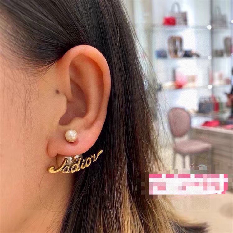 Dior 新款DIOR迪奥字母耳钉 一致黄铜材质 有质感