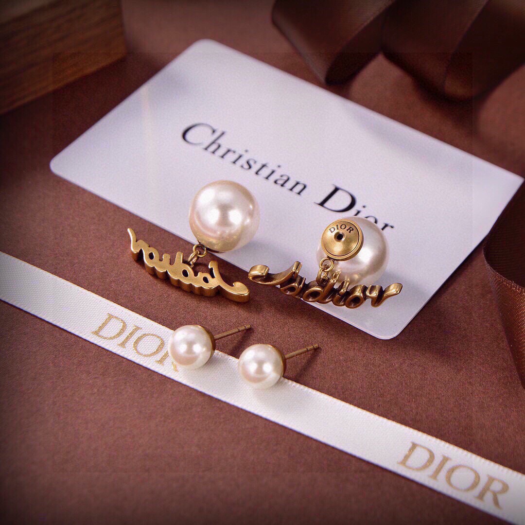 Dior 新款DIOR迪奥字母耳钉 一致黄铜材质 有质感