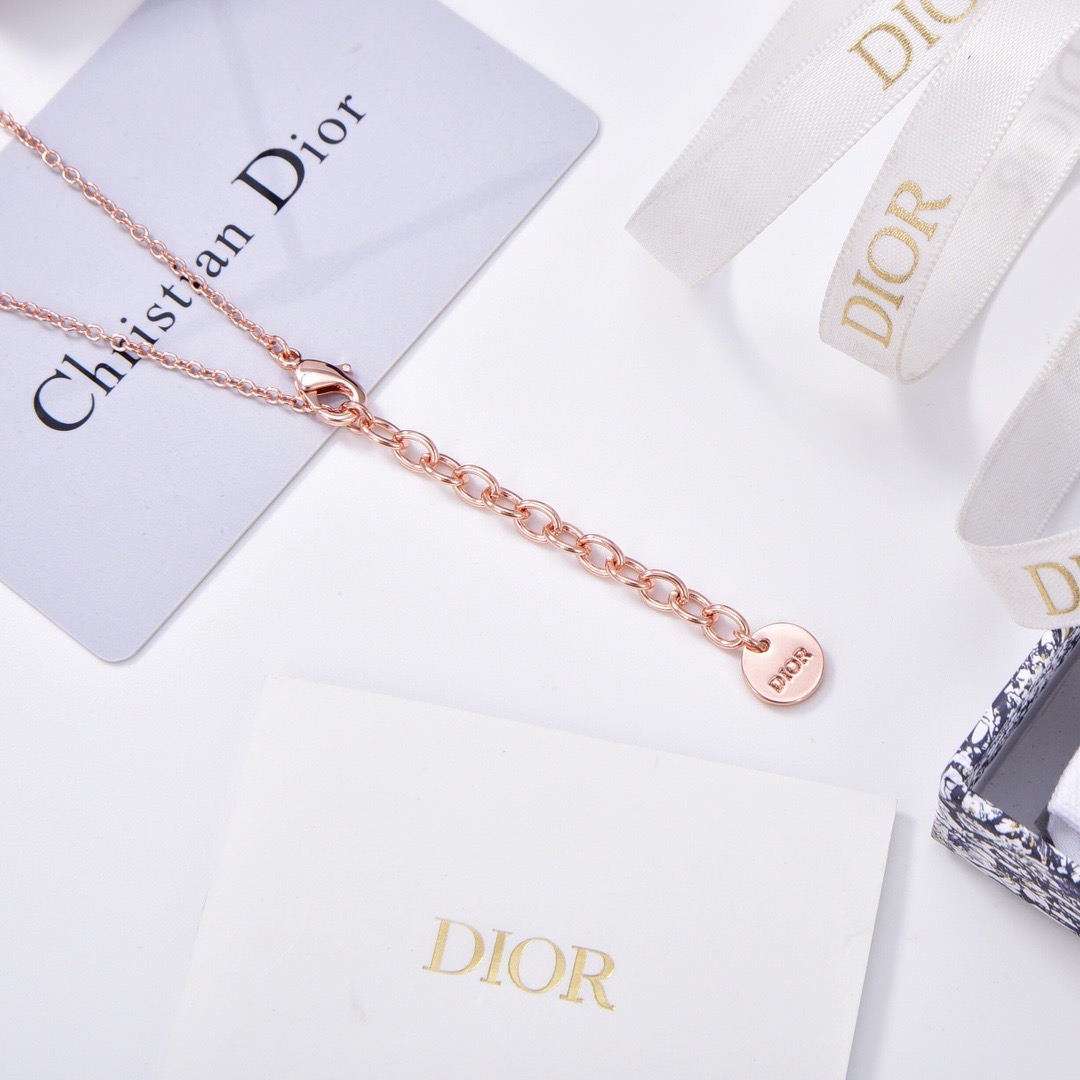 Dior 项链新品 新款DIOR迪奥玫瑰金花蕊耳钉 一致黄铜材质 有质感