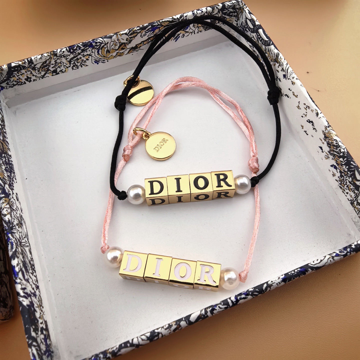 Dior Dior 迪奥 苹果手链 新款上市 美得不要不要的 唯美 浪漫 火爆小红书 精选zp一致材质 超 nice
