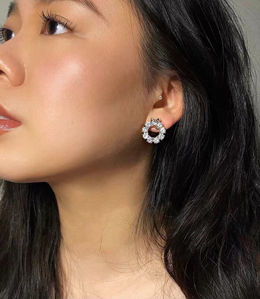 Vivienne Westwood Vivienne Westwood薇薇安西太后土星 耳钉 优雅大方精工设计 非常修饰脸型 青春活力 一眼就被这款吸引了 非常漂亮的颜色搭配 又俏皮