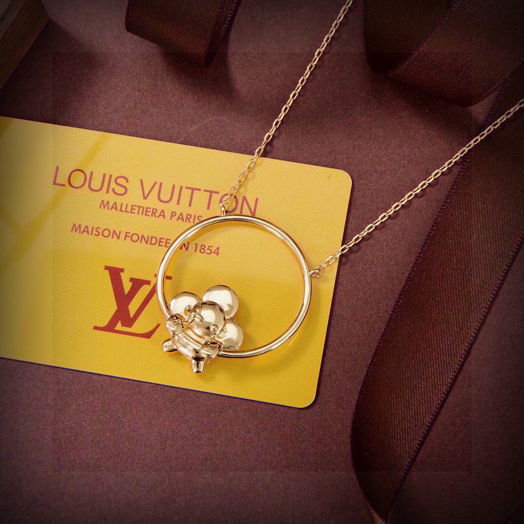 Louis Vuitton 项链 火爆 LV 新款套装 VUITTON横扫 界 走秀款 街拍 元素独特见解
