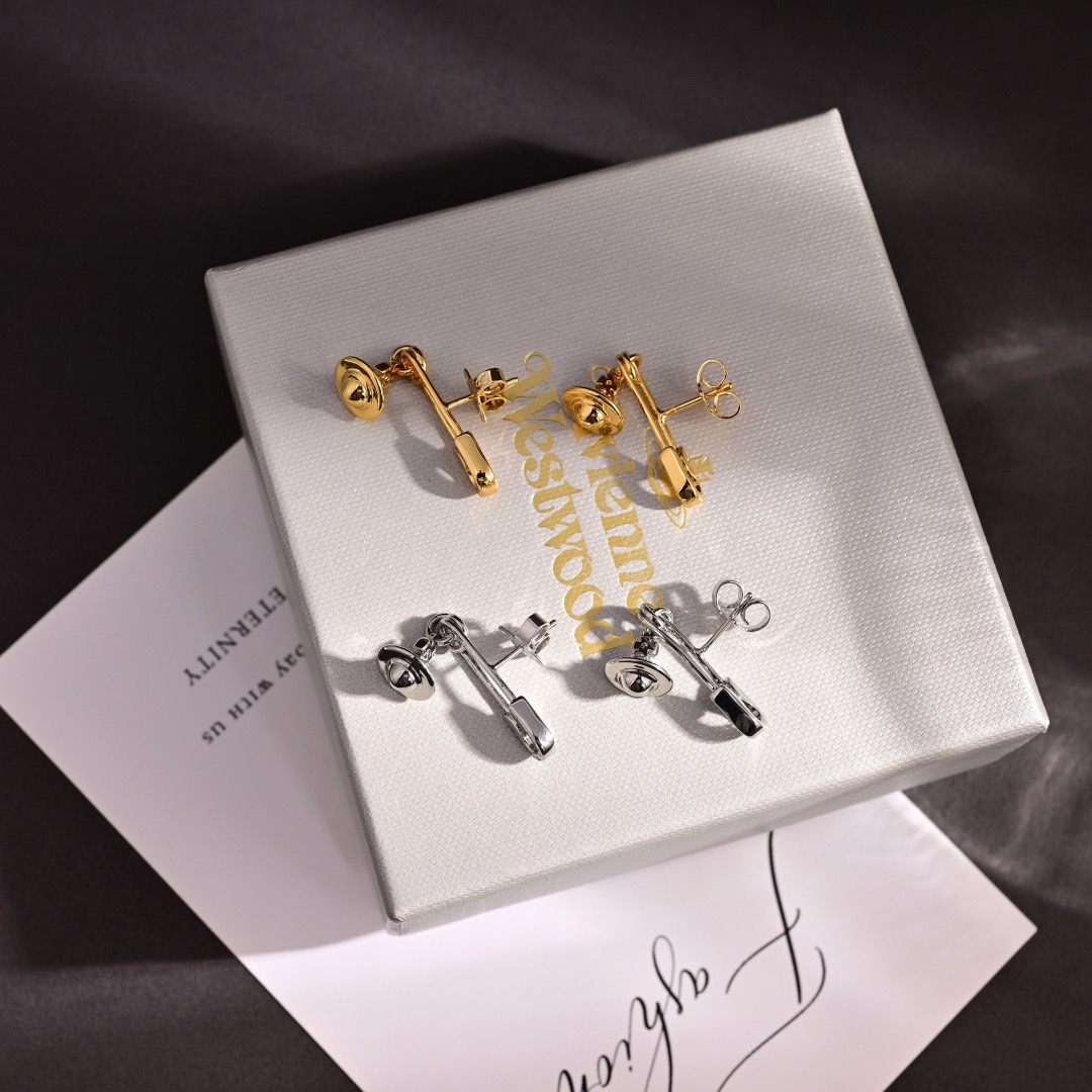 Vivienne Westwood 英国代购 Vivienne Westwood薇薇安西太后土星 耳钉 优雅大方精工设计 非常修饰脸型 青春活力 一眼就被这款吸引了 非常漂亮的颜色搭配 又俏皮