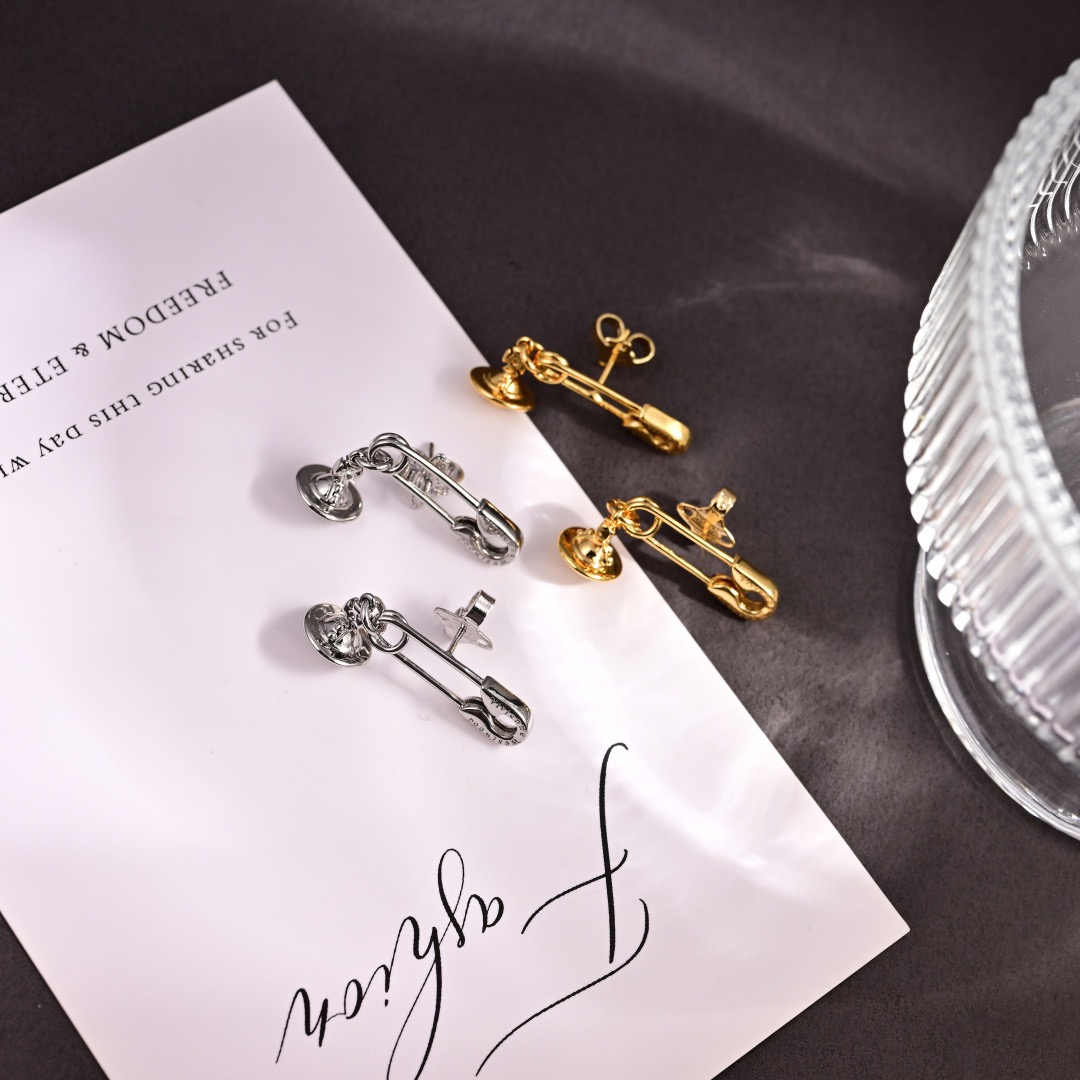 Vivienne Westwood 英国代购 Vivienne Westwood薇薇安西太后土星 耳钉 优雅大方精工设计 非常修饰脸型 青春活力 一眼就被这款吸引了 非常漂亮的颜色搭配 又俏皮