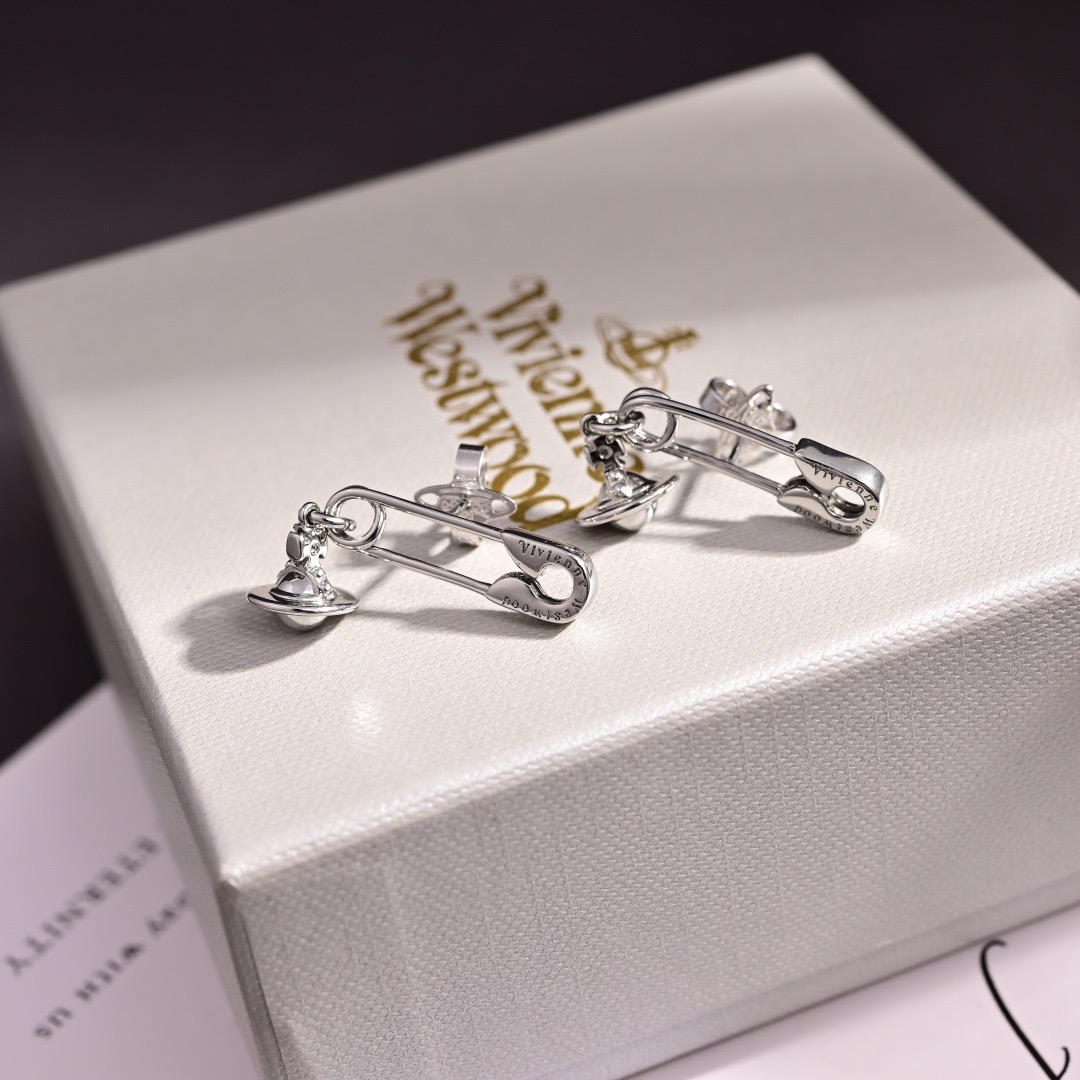 Vivienne Westwood 英国代购 Vivienne Westwood薇薇安西太后土星 耳钉 优雅大方精工设计 非常修饰脸型 青春活力 一眼就被这款吸引了 非常漂亮的颜色搭配 又俏皮