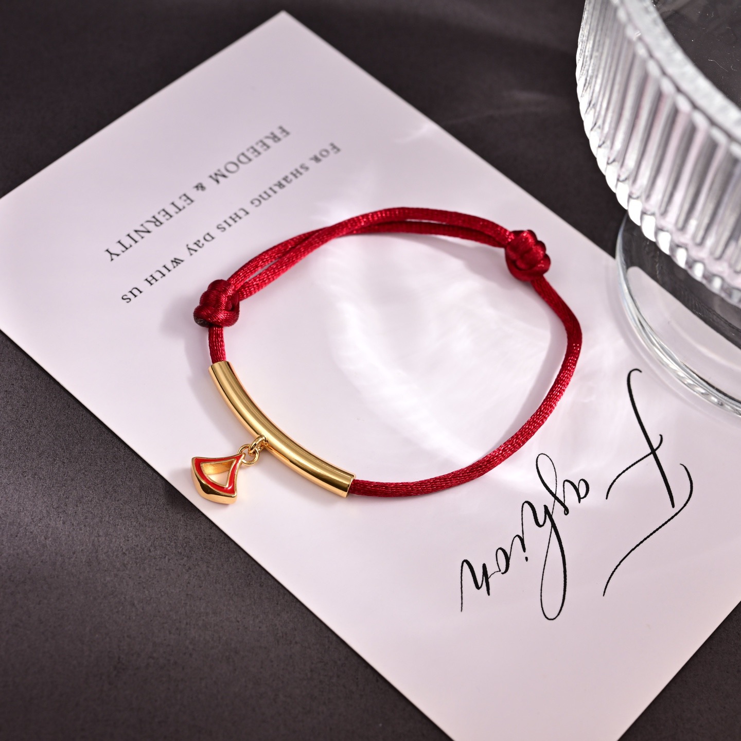 Bvlgari ZP打版 BVLGARI 宝格丽红绳手链 优雅大方精工设计 雕刻 非常修饰手型 青春活力 一眼就被这款吸引了 非常漂亮的颜色搭配 又俏皮