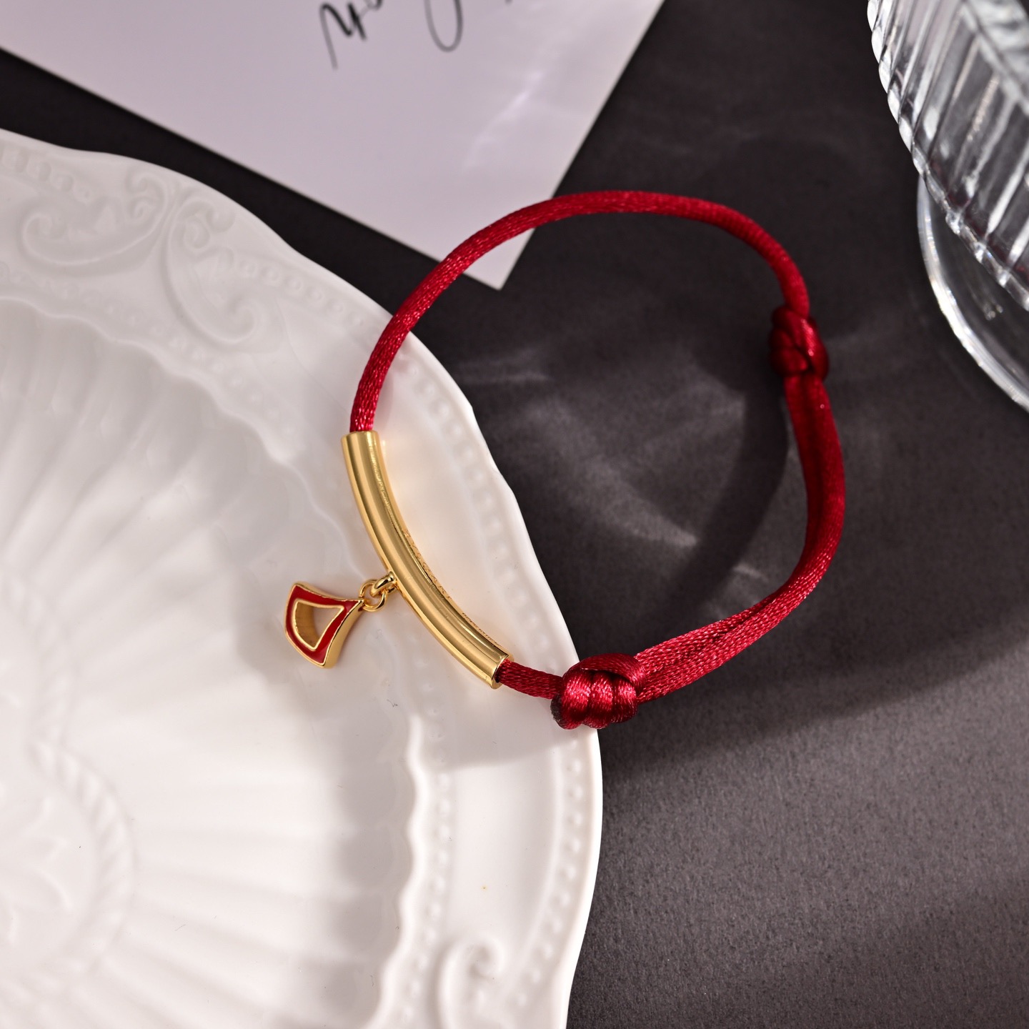 Bvlgari ZP打版 BVLGARI 宝格丽红绳手链 优雅大方精工设计 雕刻 非常修饰手型 青春活力 一眼就被这款吸引了 非常漂亮的颜色搭配 又俏皮