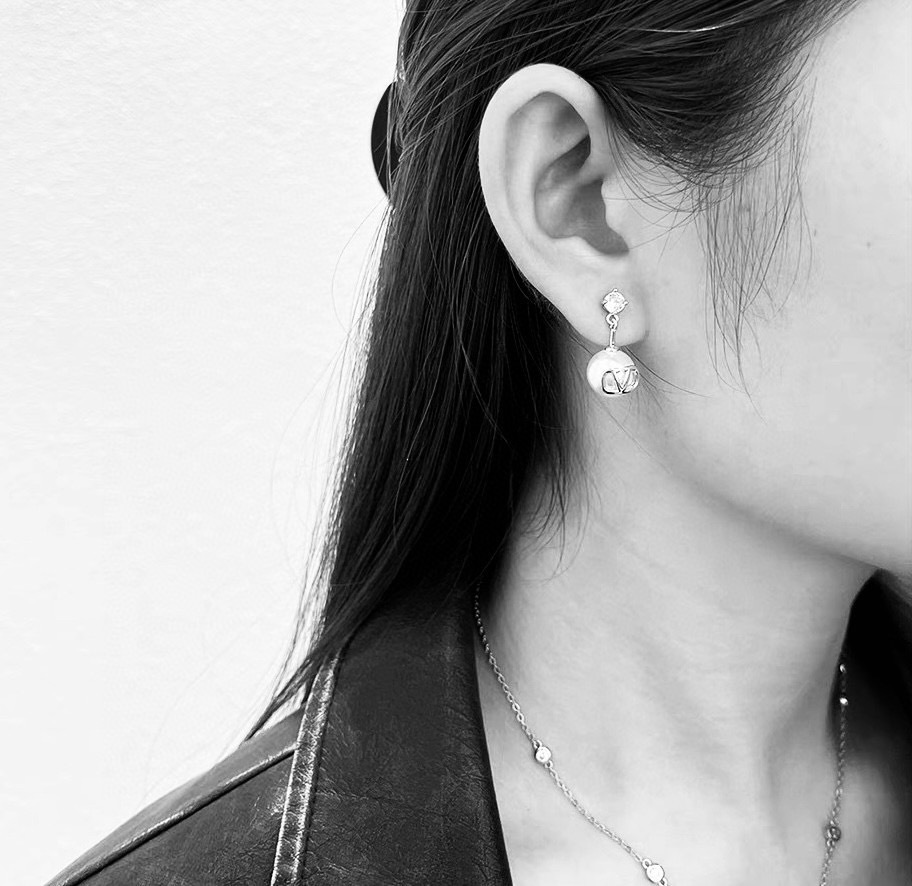Valentino Valentino 华伦天奴 耳环 重磅新品火爆网络来了 简约大方 百搭 耳钉 火 设计独特 前卫 美女 款