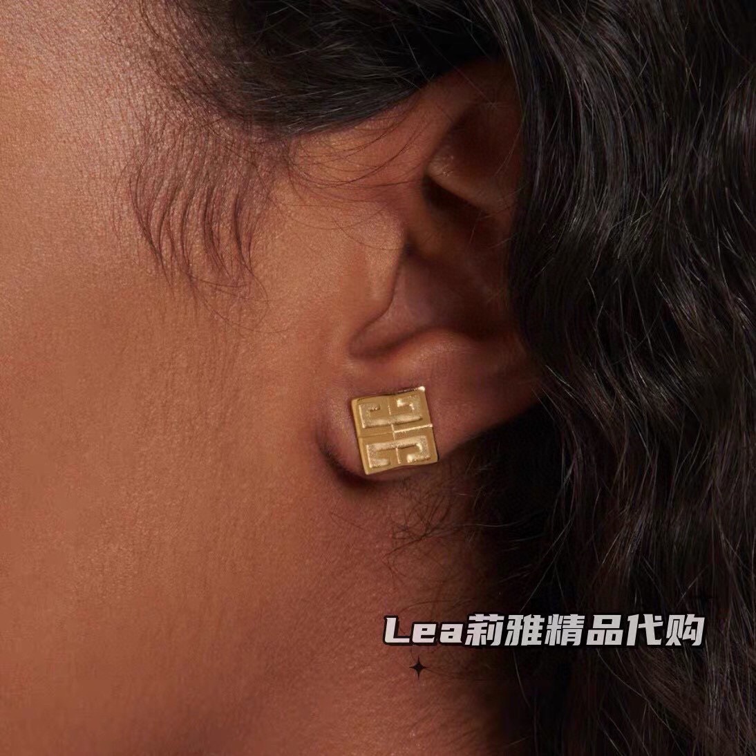 Givenchy Givenchy纪梵希耳钉。最爱infinity的符号添上了些许 优雅质感。设计配合无极限符号，有种飞向星际的感觉