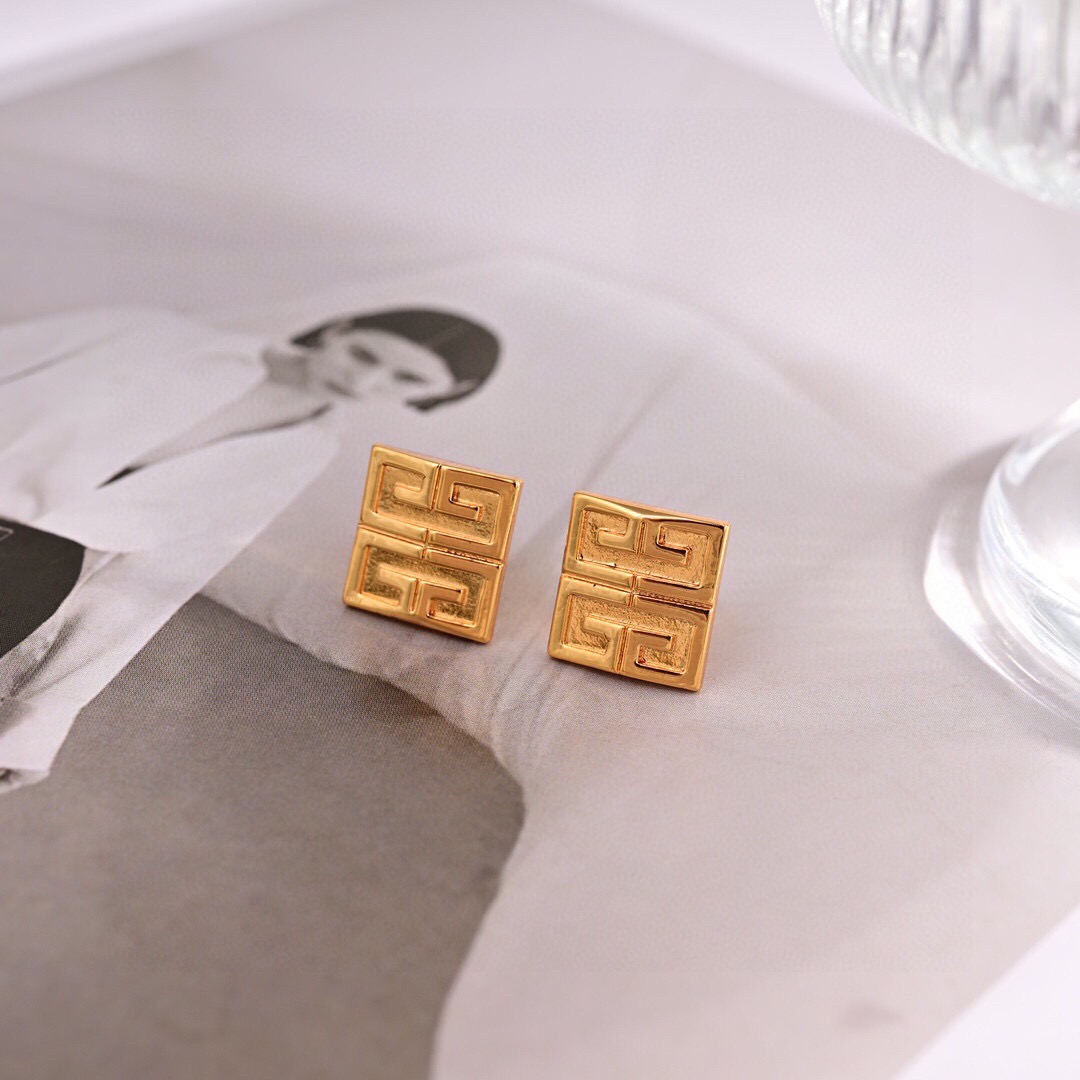 Givenchy Givenchy纪梵希耳钉。最爱infinity的符号添上了些许 优雅质感。设计配合无极限符号，有种飞向星际的感觉