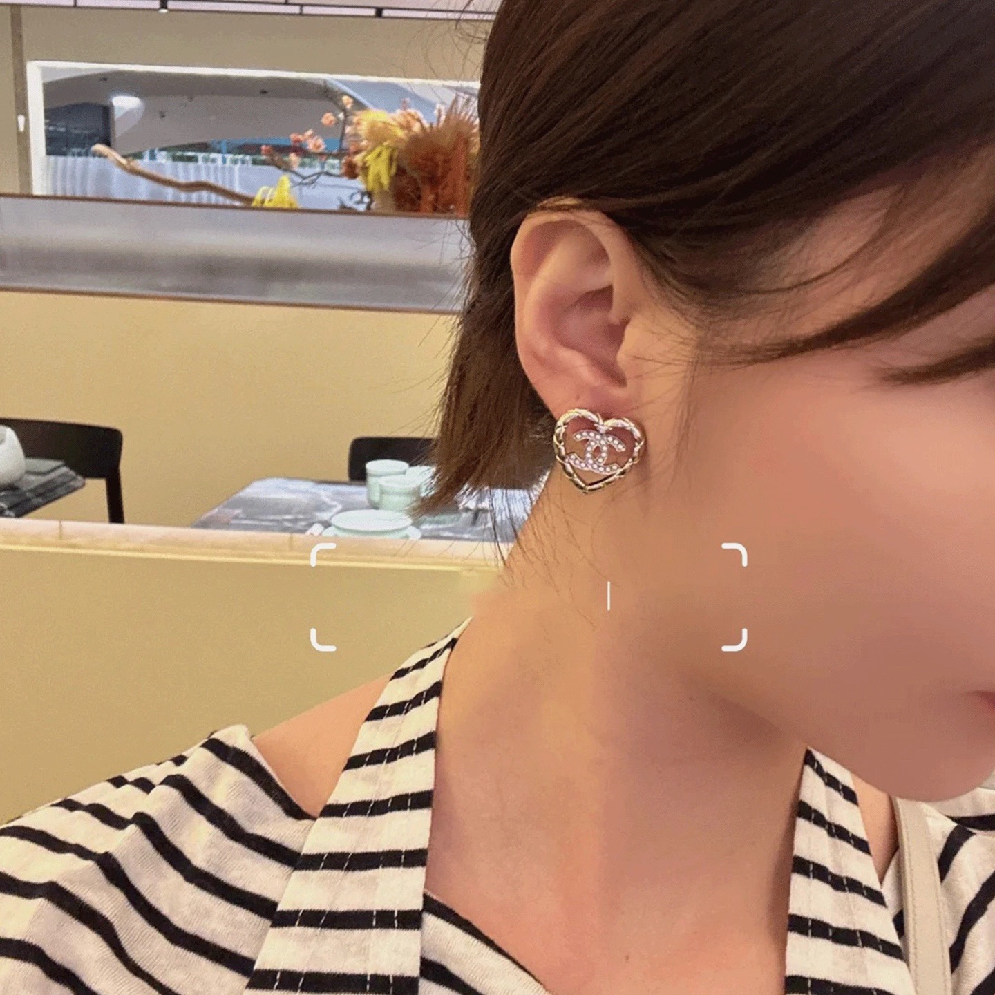 Chanel ZP打版 小香 CHANEL 耳钉 优雅大方精工设计 雕刻 非常修饰脸型 青春活力 看惯了一如既往的耳钉 一眼就被这款吸引了 非常漂亮的颜色搭配 又俏皮